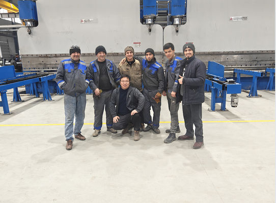 CNC hydrauliczne tłoczenie hamulca Stolik roboczy długość 13 bieguna