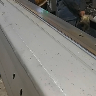 Maszyna do spawania z zamknięciem bieguna CNC z podwodnym łukiem Wzdłużne spawanie prostych szwów dla 12000mm ultra długiego bieguna świetlnego i 1 osoby Prosta obsługa