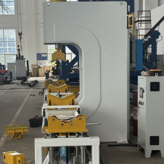 630KN Silna maszyna hydrauliczna do wyprostowywania słupów o długości obróbki 4000 mm i bezprzewodowym zdalnym sterowaniu