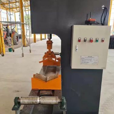 630KN Silna maszyna hydrauliczna do wyprostowywania słupów o długości obróbki 4000 mm i bezprzewodowym zdalnym sterowaniu