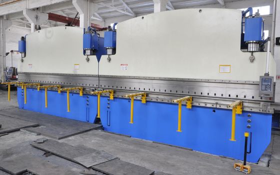 CNC Tandem Press Brake 1600 Ton Pracownicy, tworzący wysoki maszt i mono słup