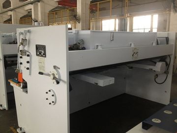 Niezawodna wydajność Hydrauliczne cięcie Maszyna do cięcia blachy stalowej 8 × 5000